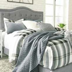 Ashley Furniture Jerary - CamelbackTufted - Upholstered Bed