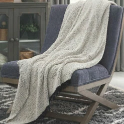 Ashley Furniture Accessories Leonita - Black/white - Throw (3/cs)